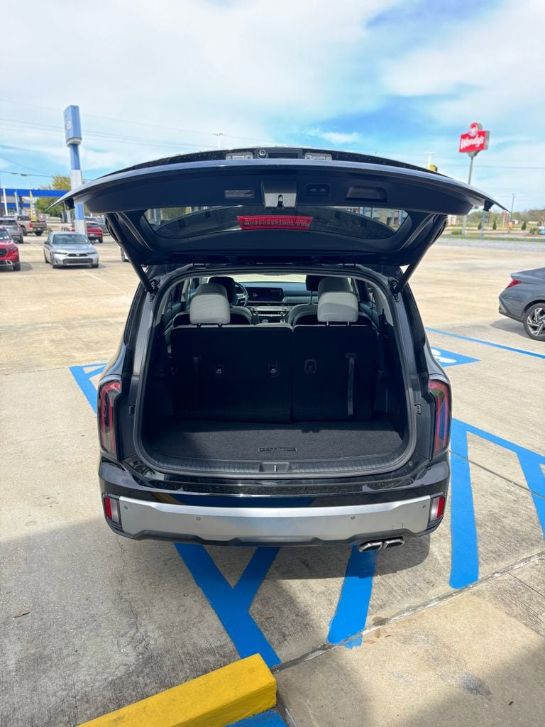 Used 2024 Kia Telluride EX w/ EX Captain's Chair Package image 7