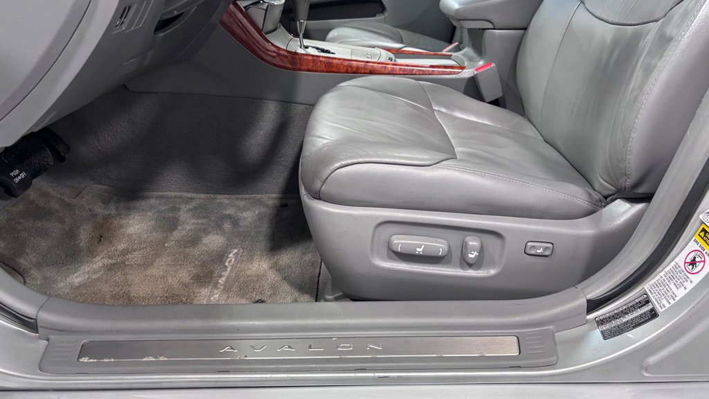 Used 2005 Toyota Avalon XLS image 11