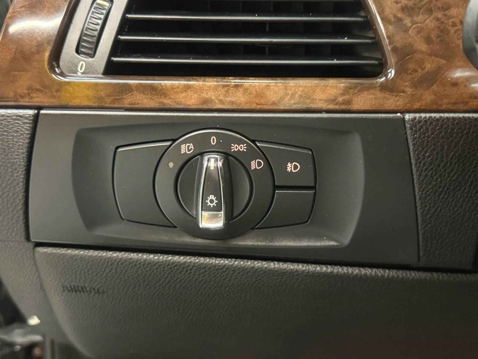 Used 2010 BMW 335i Convertible image 29