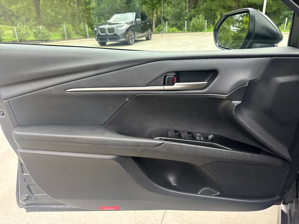 Used 2025 Toyota Camry SE FWD image 13