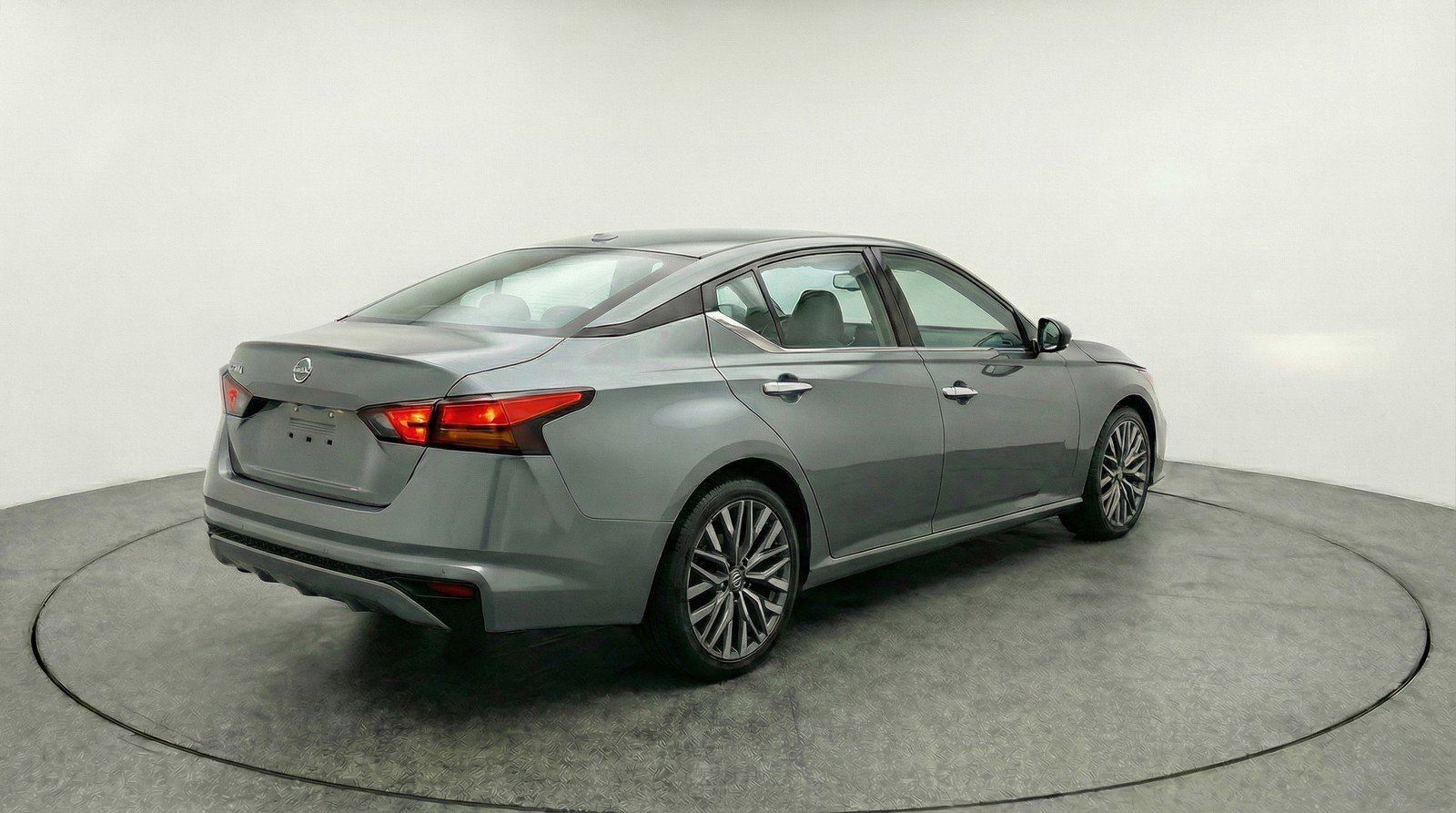 Used 2025 Nissan Altima 2.5 SV FWD image 9