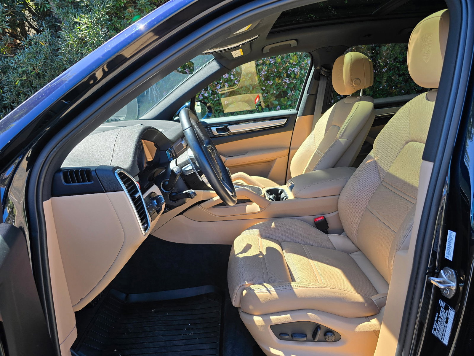 Used 2022 Porsche Cayenne Platinum Edition w/ Premium Package Plus image 24