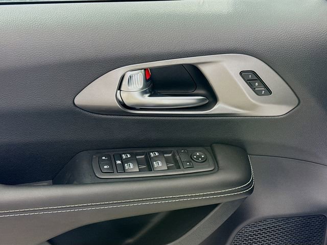 New 2026 Chrysler Pacifica Select w/ S Appearance Package FWD image 17
