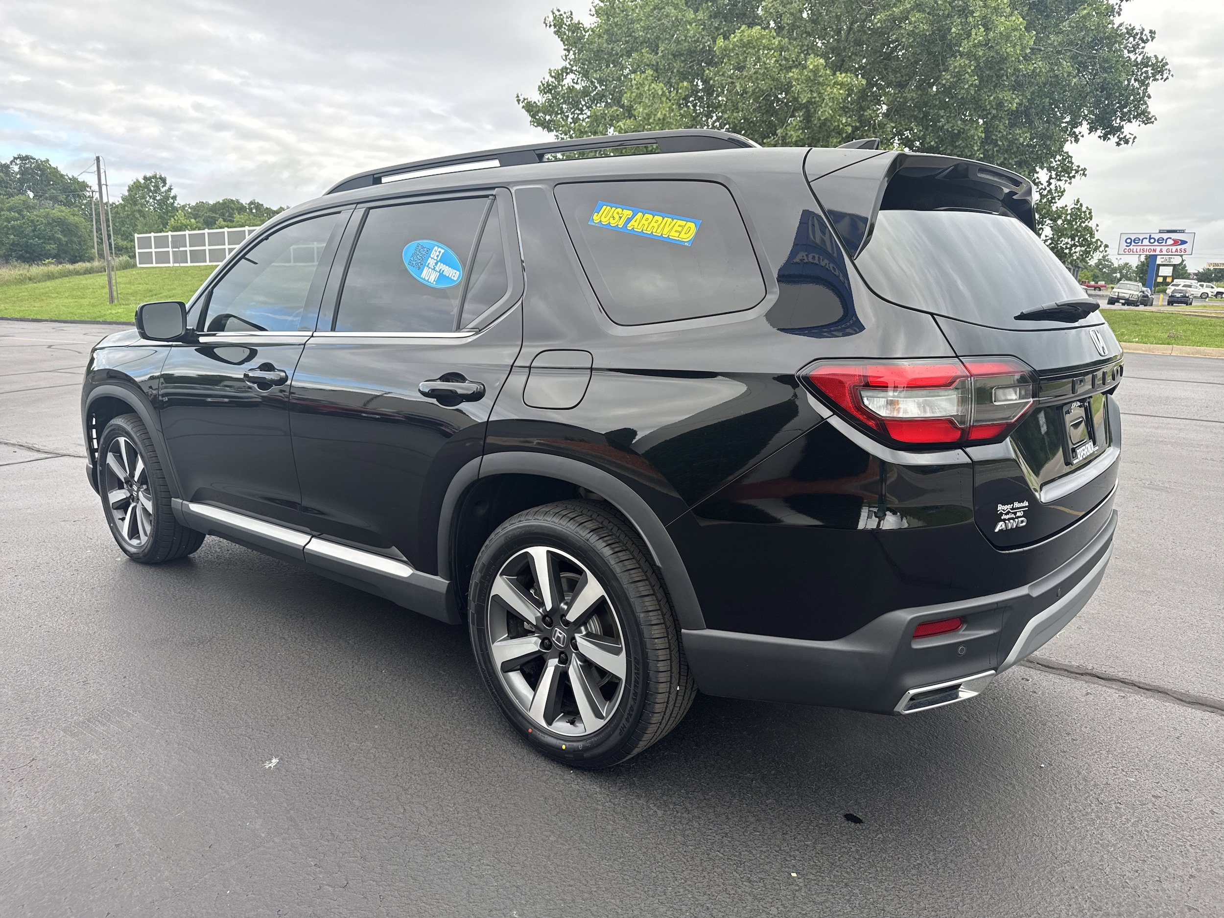 Used 2024 Honda Pilot Touring image 3