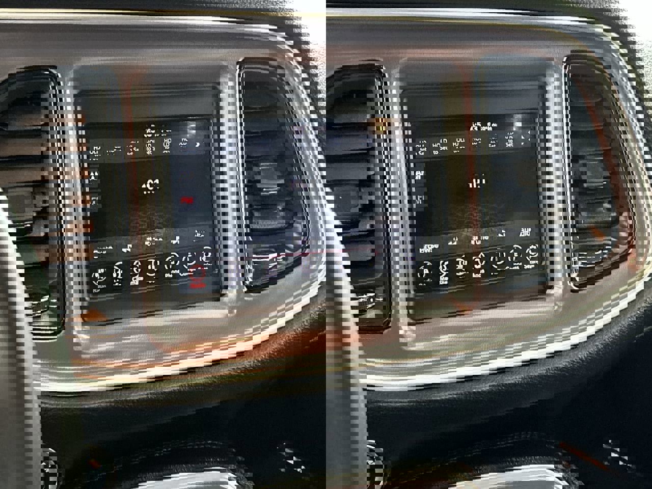 Used 2019 Dodge Challenger SXT image 15