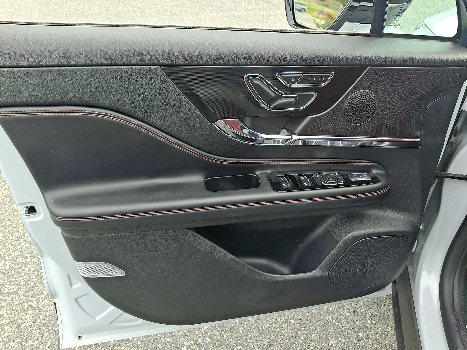Certified 2025 Lincoln Corsair Reserve w/ Rear Removable Package Tray AWD/4WD image 13