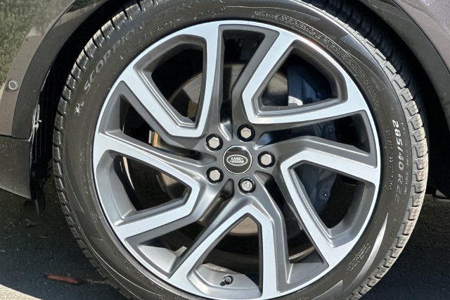 Certified 2025 Land Rover Discovery Dynamic SE AWD/4WD image 24