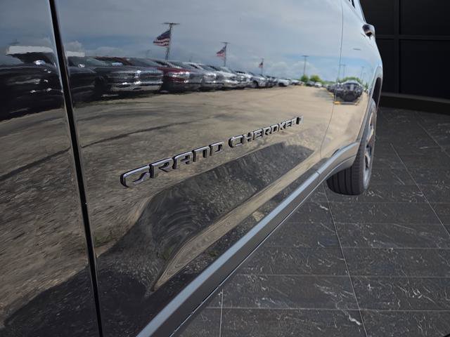 New 2025 Jeep Grand Cherokee L Limited w/ Luxury Tech Group II image 43