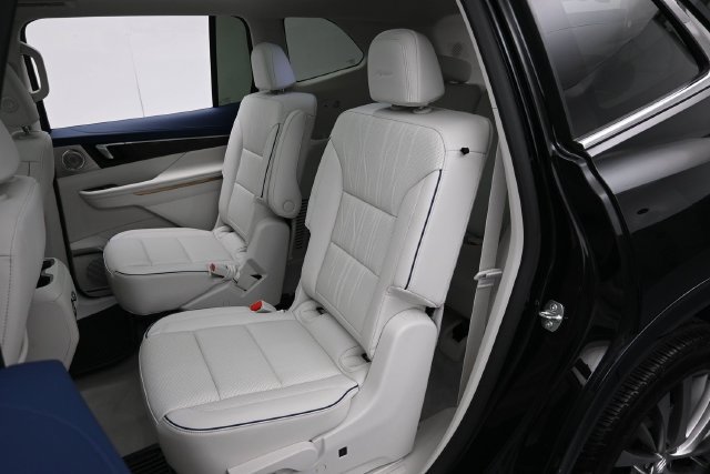 Used 2025 Buick Enclave Avenir w/ Trailering Package, 5000 lbs. FWD image 30