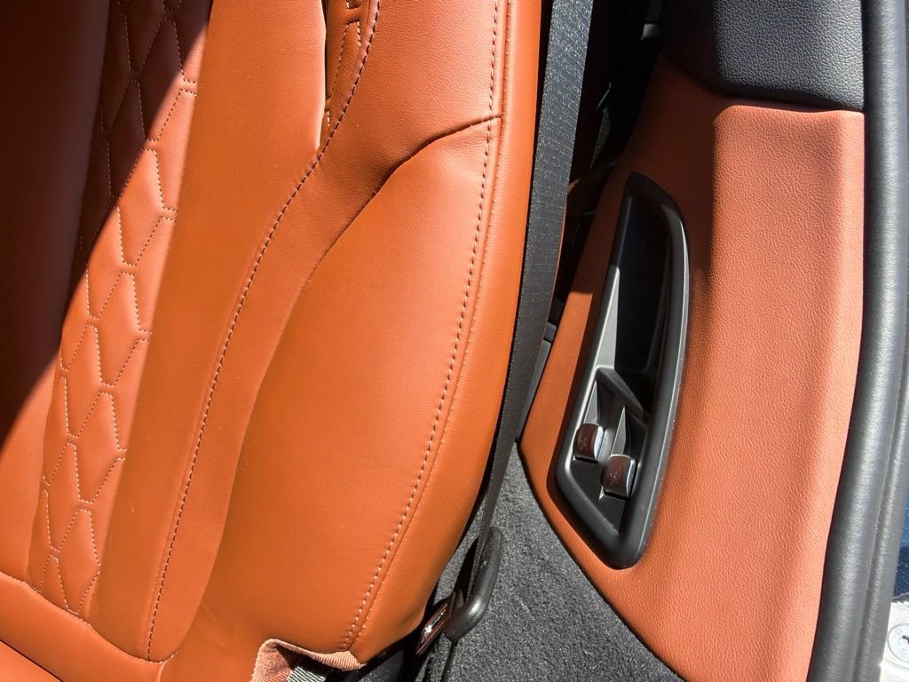 Used 2023 BMW X7 M60i w/ Climate Comfort Package AWD/4WD image 39