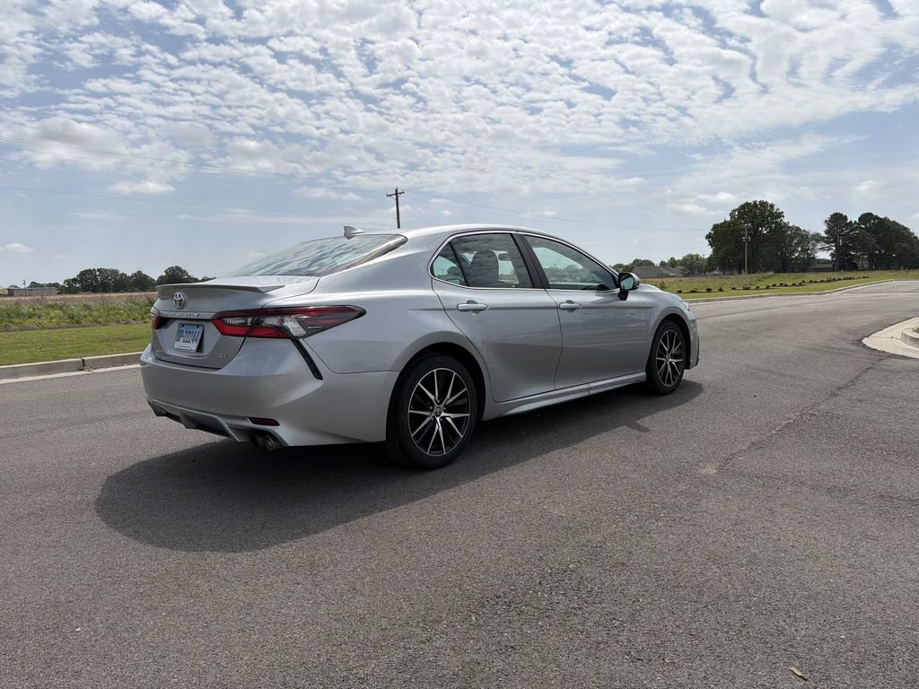 Used 2023 Toyota Camry SE FWD image 4