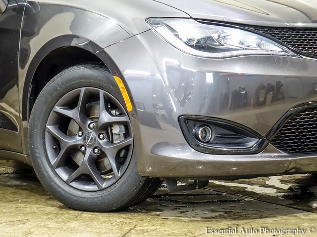 Used 2020 Chrysler Pacifica Limited w/ Advanced Safetytec Group image 3