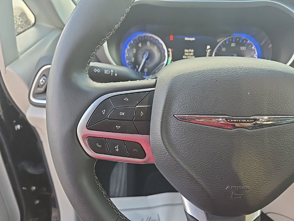 Used 2024 Chrysler Pacifica Touring-L image 21