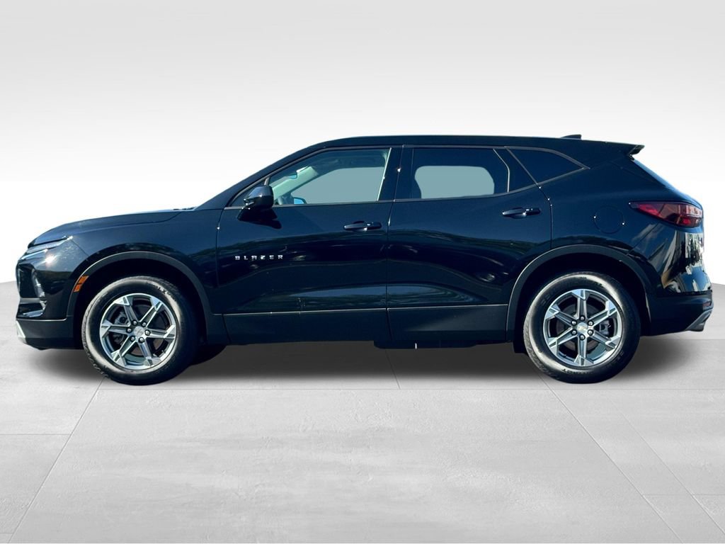 Used 2025 Chevrolet Blazer LT FWD image 4