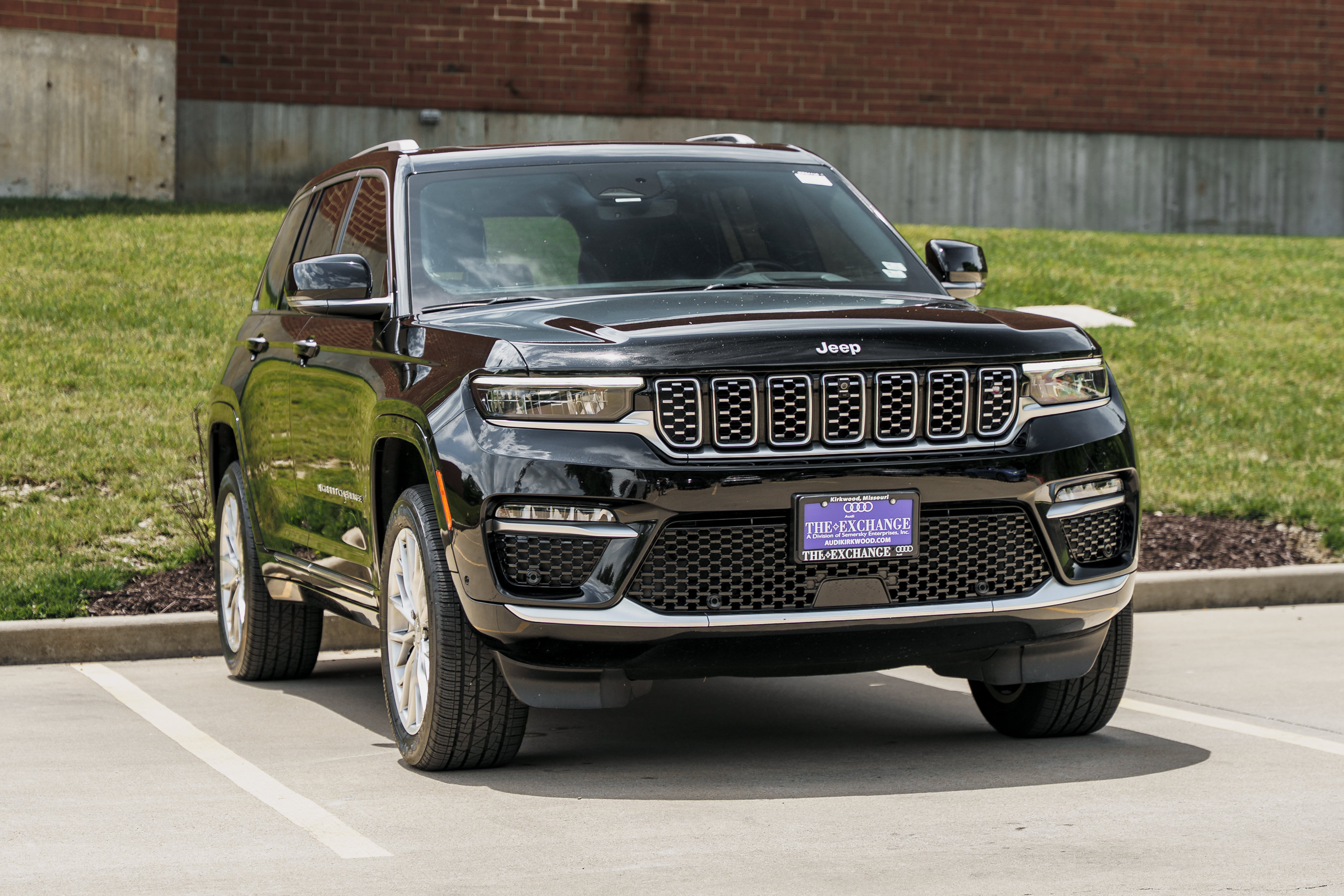 Used 2022 Jeep Grand Cherokee Summit AWD/4WD image 2