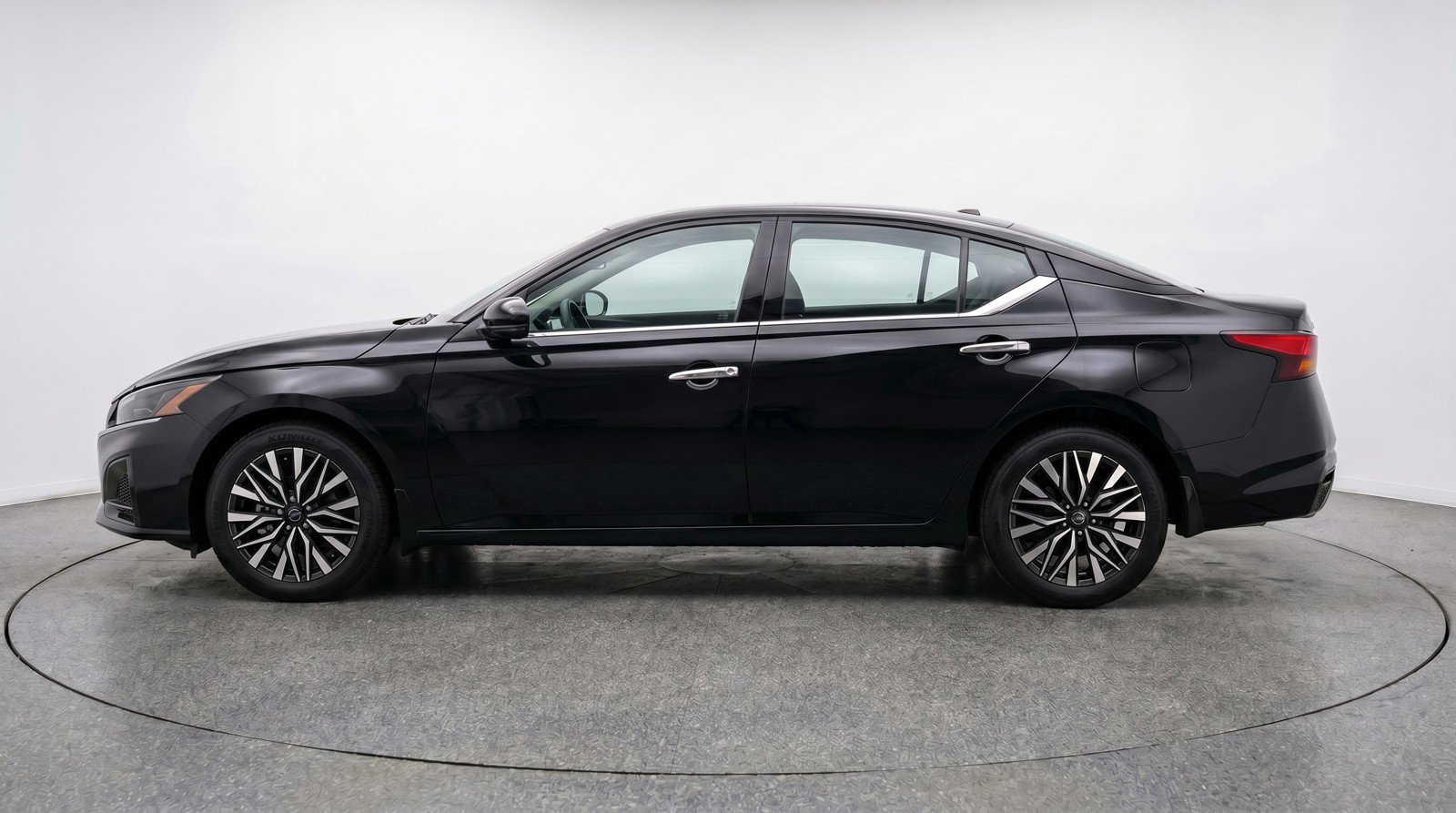 Used 2025 Nissan Altima 2.5 SV FWD image 5