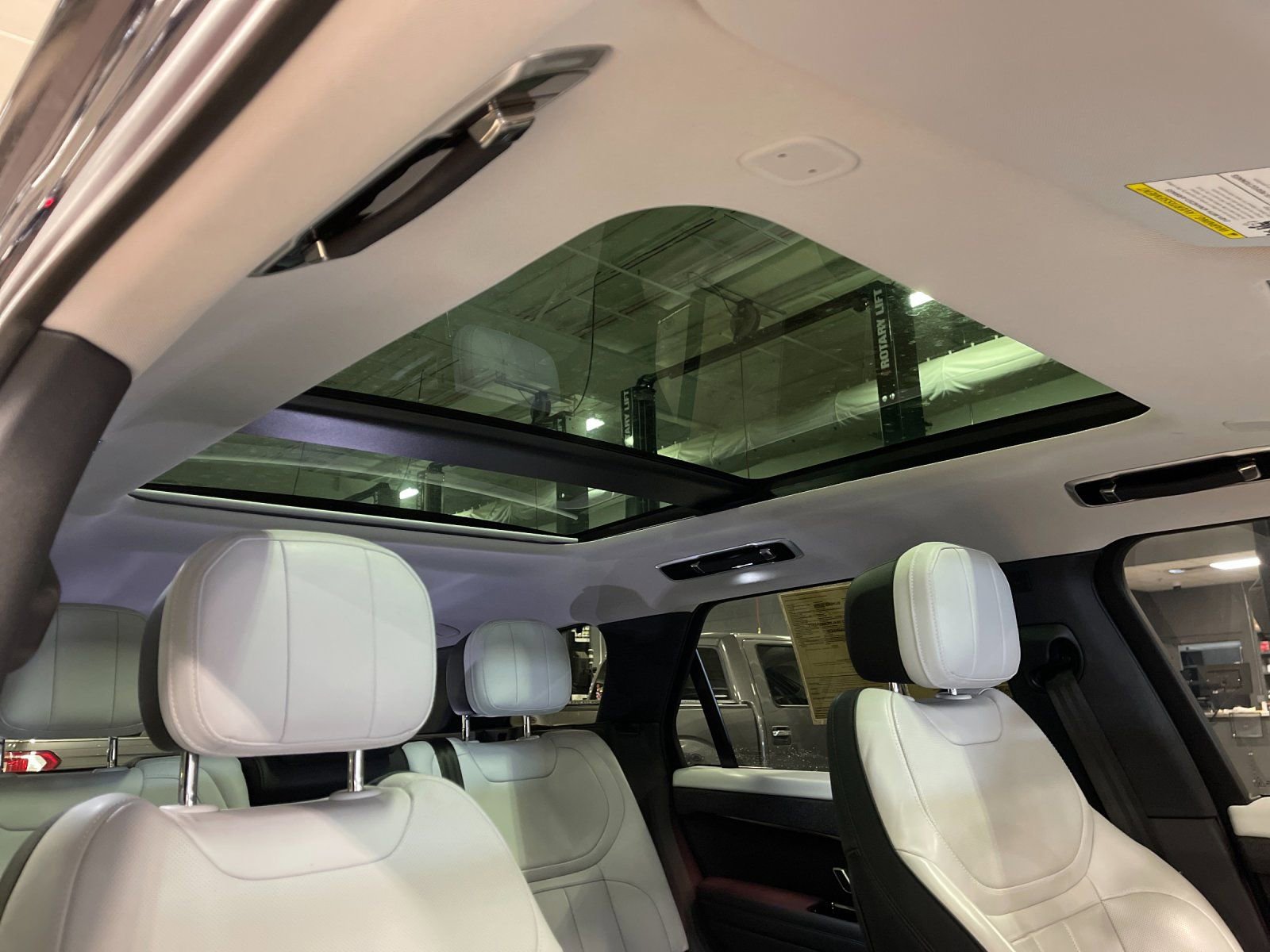 Used 2023 Land Rover Range Rover Sport SE Dynamic image 19