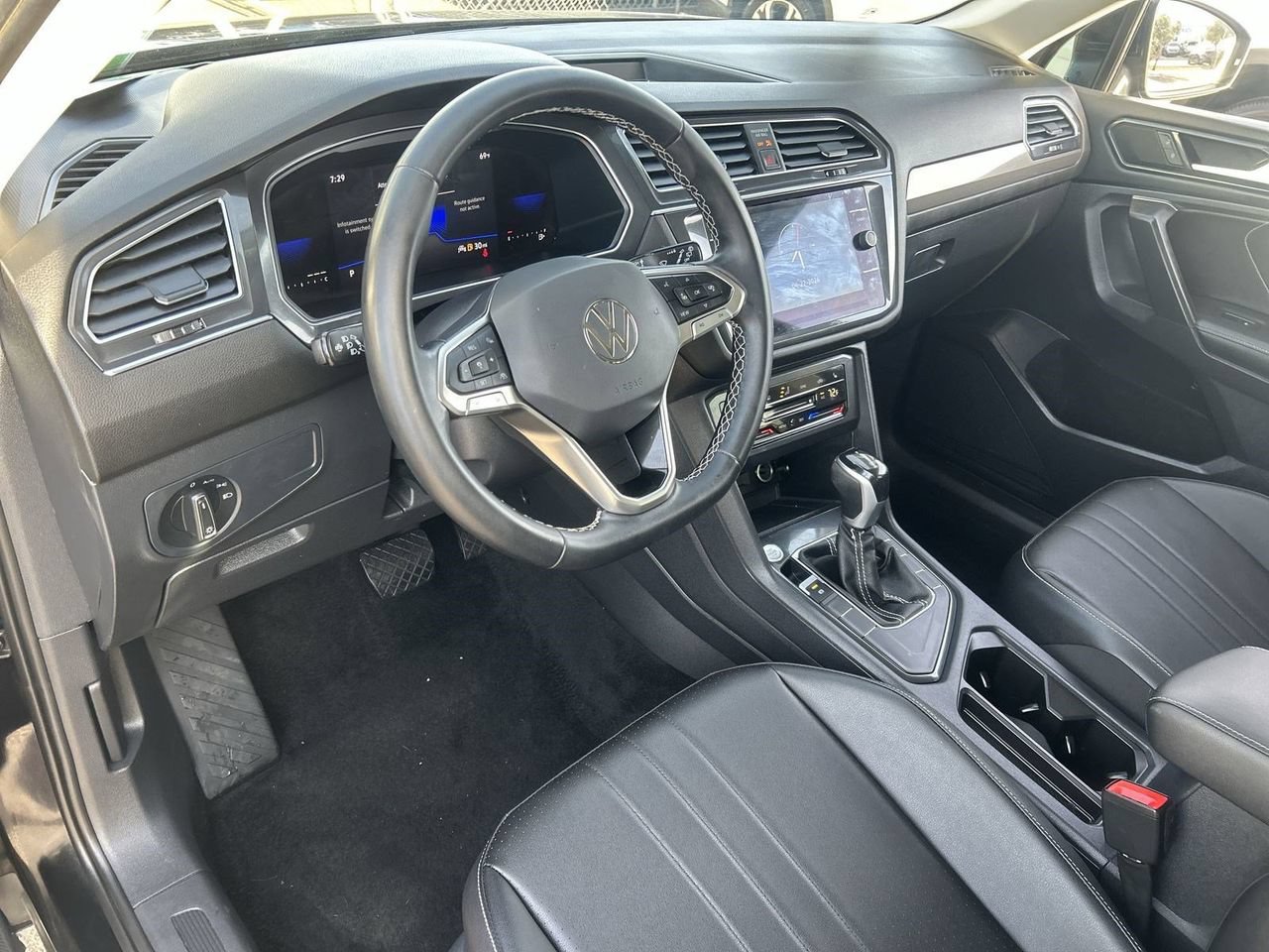 Used 2023 Volkswagen Tiguan SE w/ Panoramic Sunroof Package FWD image 16