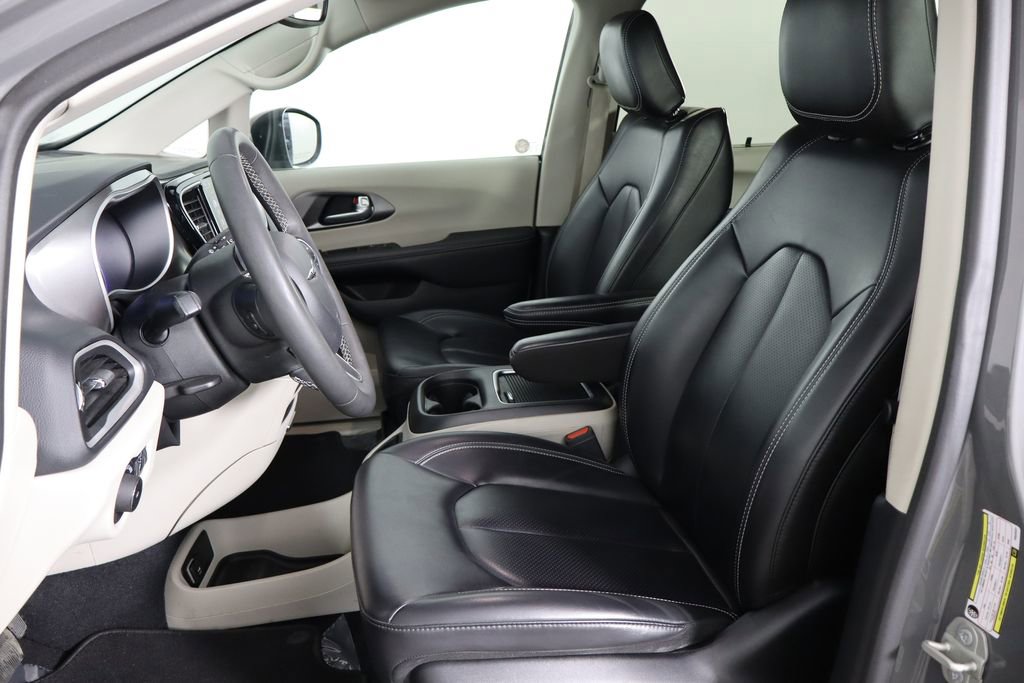 Used 2023 Chrysler Pacifica Touring-L image 14