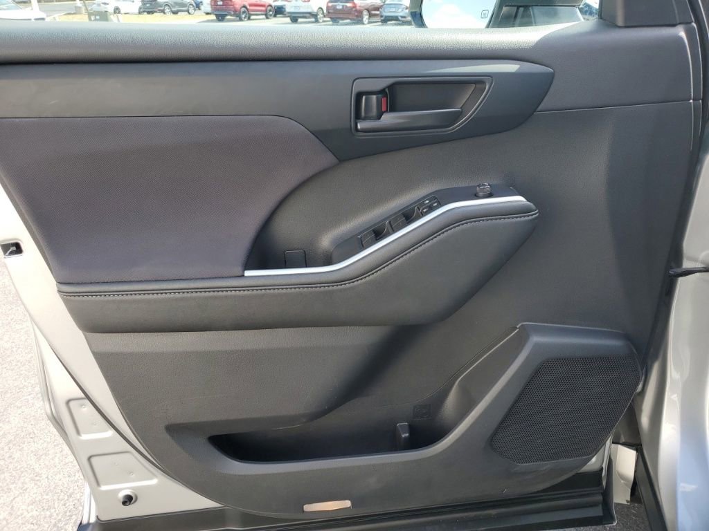 Used 2024 Toyota Highlander LE image 29