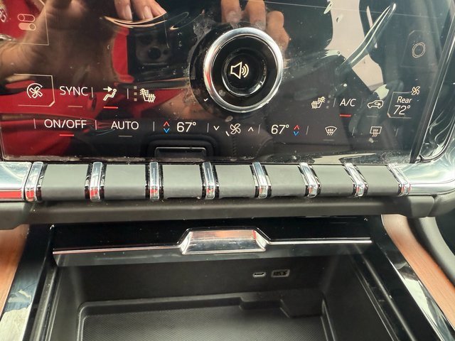 Used 2025 GMC Yukon Denali w/ Denali Reserve Package image 21