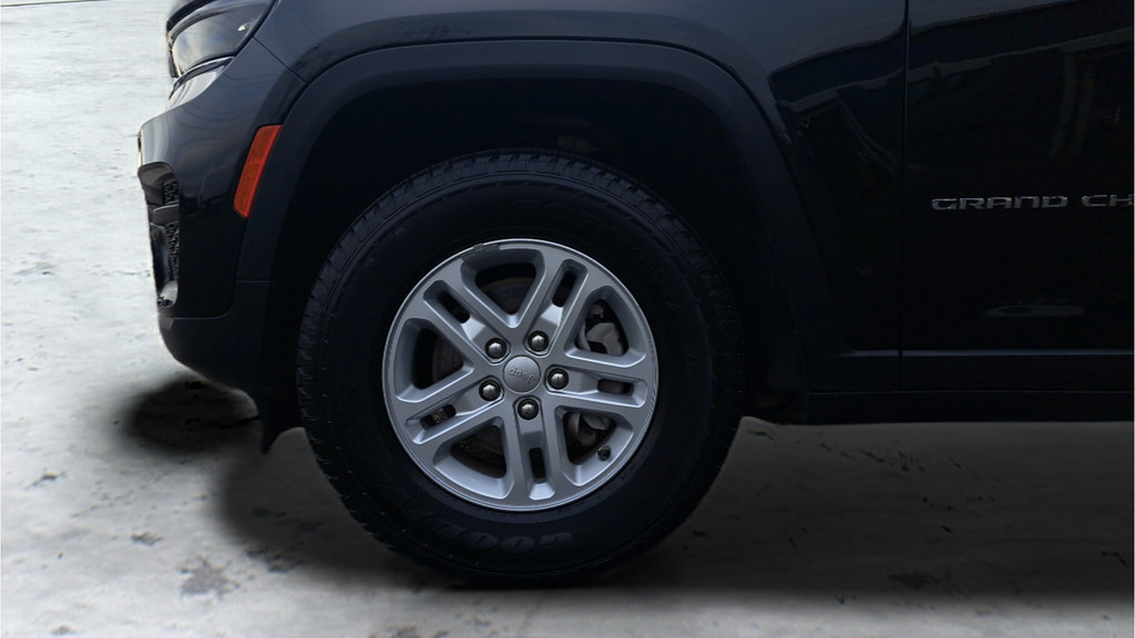 Used 2023 Jeep Grand Cherokee Laredo AWD/4WD image 29