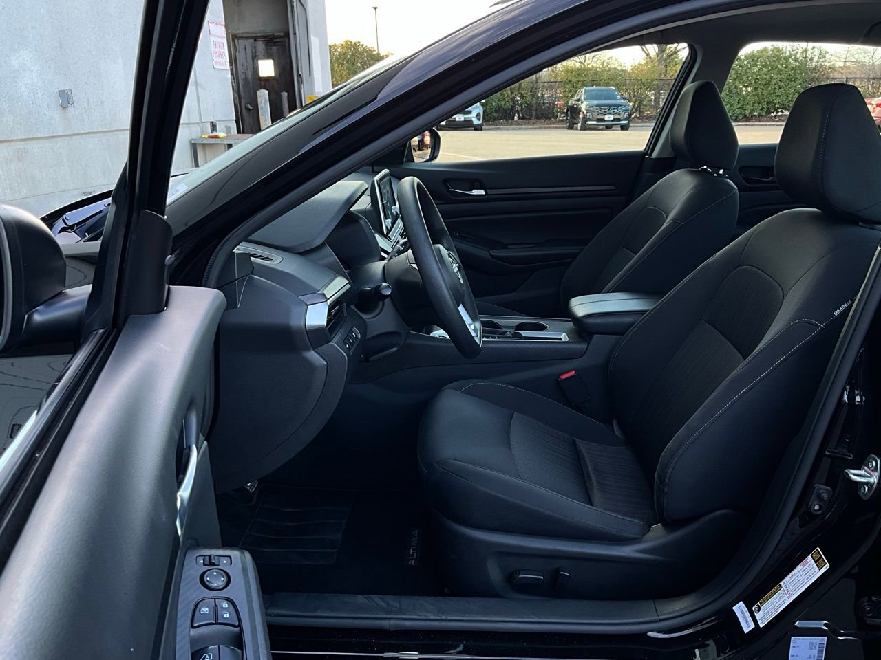 Used 2025 Nissan Altima 2.5 SV image 10