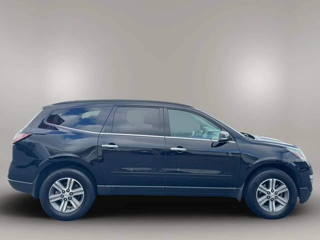 Used 2017 Chevrolet Traverse LT FWD image 4