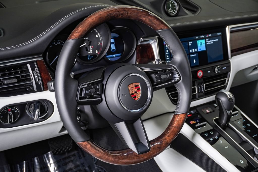 Certified 2026 Porsche Macan AWD/4WD image 18