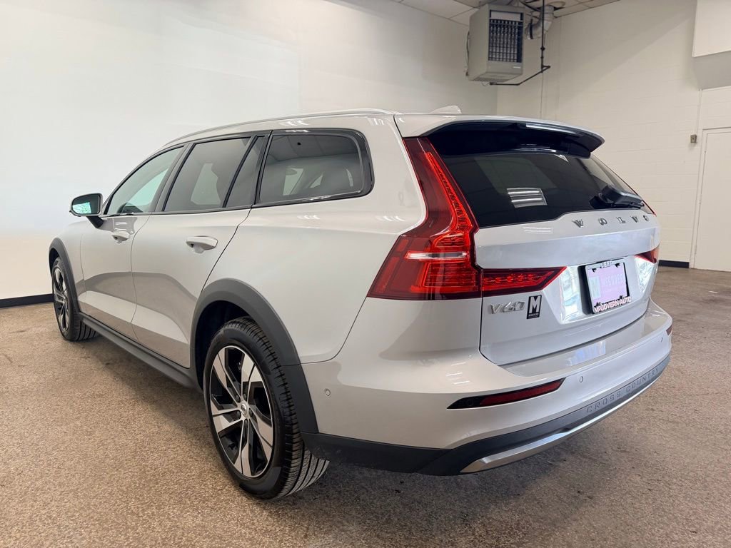 Used 2025 Volvo V60 B5 Cross Country Plus AWD/4WD image 3