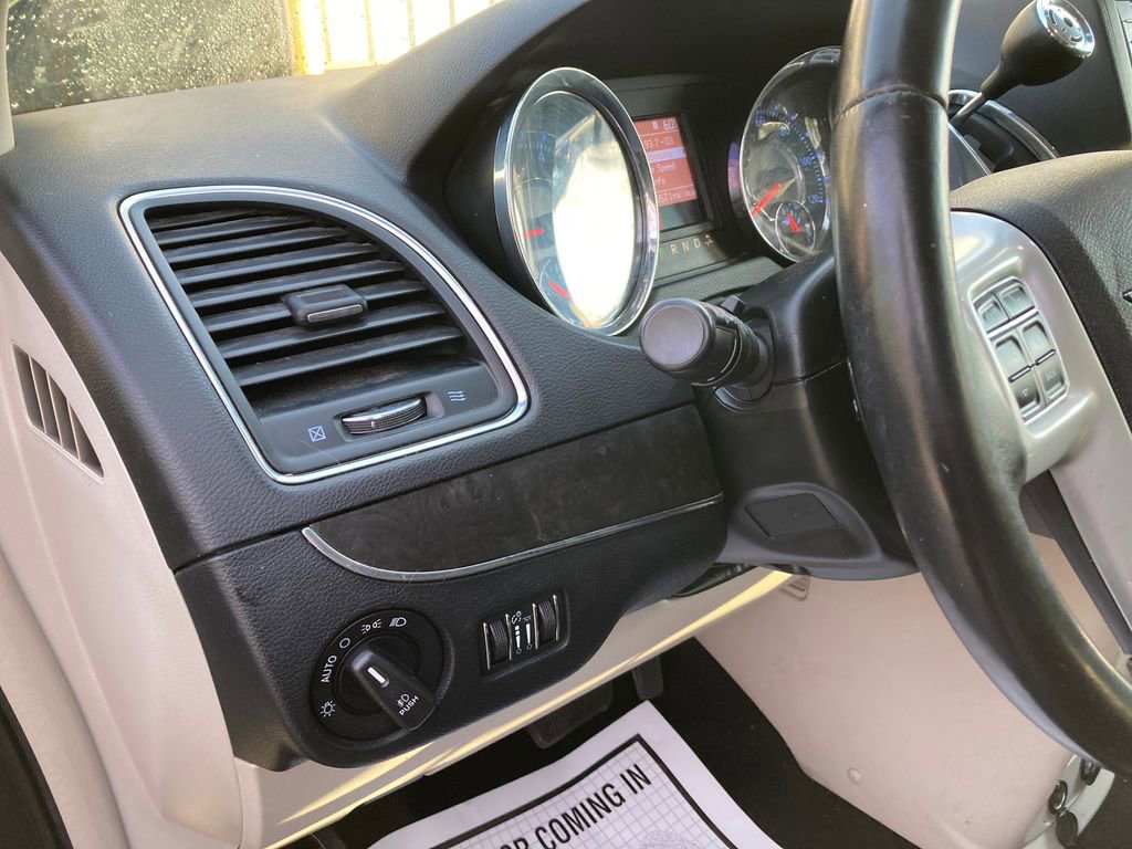 Used 2016 Chrysler Town & Country Touring image 19