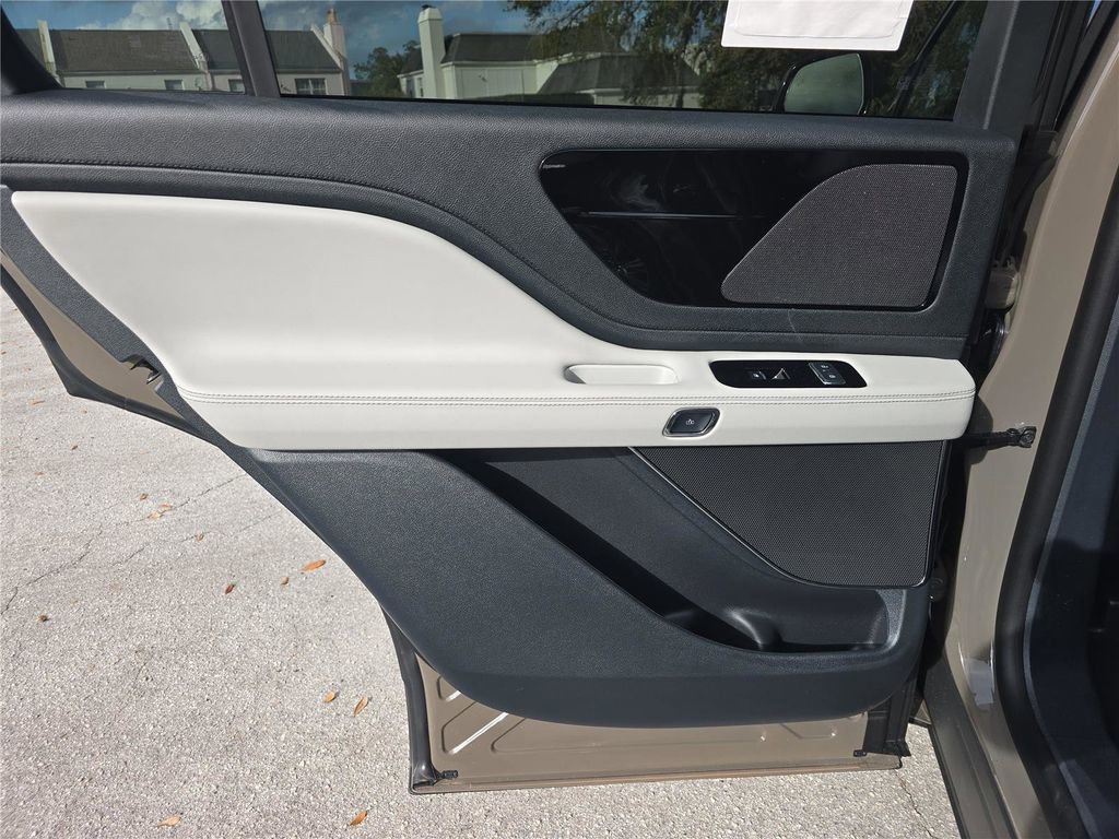 New 2026 Lincoln Aviator AWD image 10