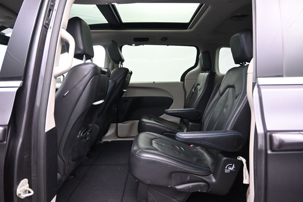 Used 2021 Chrysler Pacifica Touring-L w/ Uconnect Theater Family Group FWD image 24
