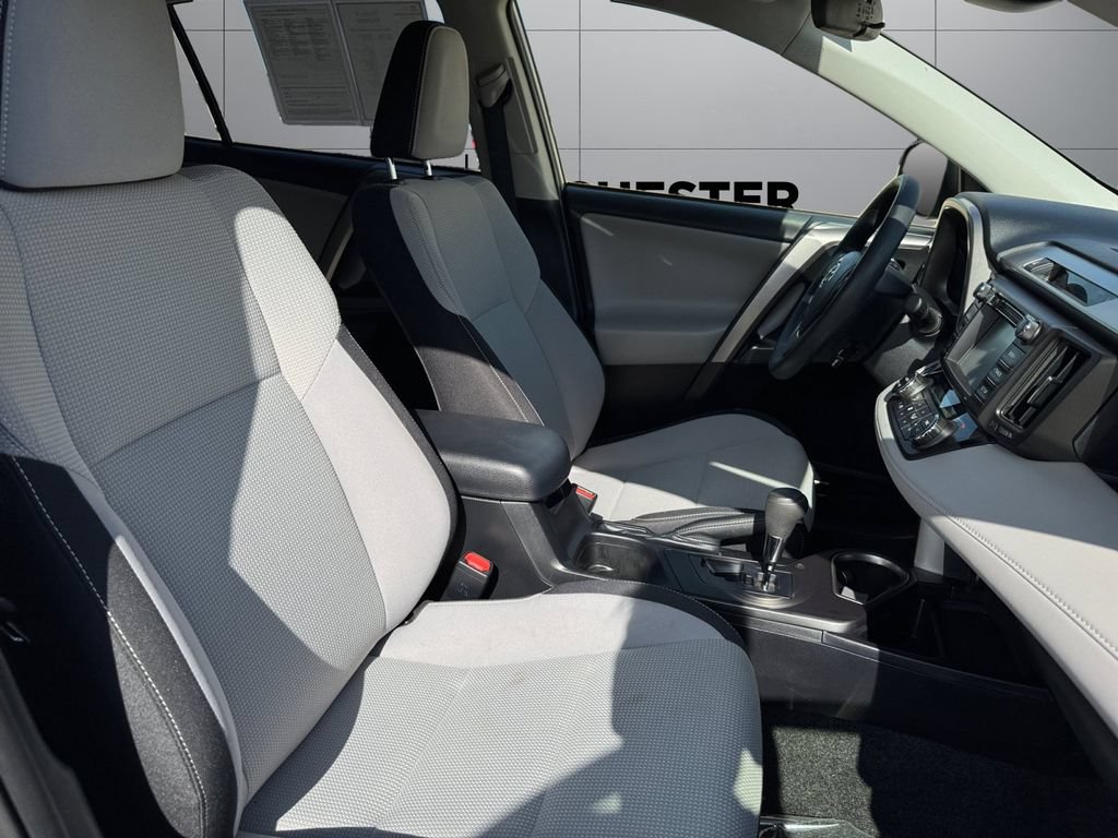 Used 2018 Toyota RAV4 LE AWD/4WD image 17