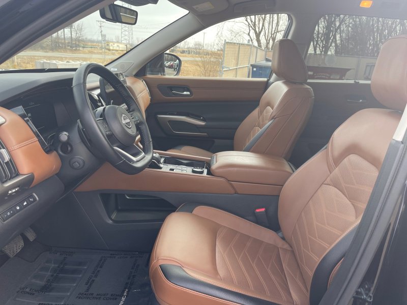 Used 2025 Nissan Pathfinder Platinum image 9