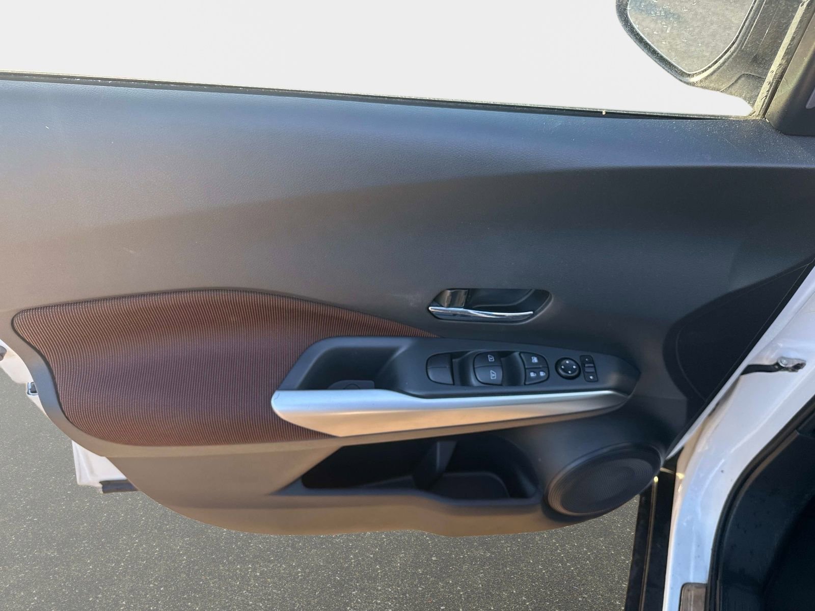 Used 2020 Nissan Kicks SR w/ Exterior Package FWD image 17