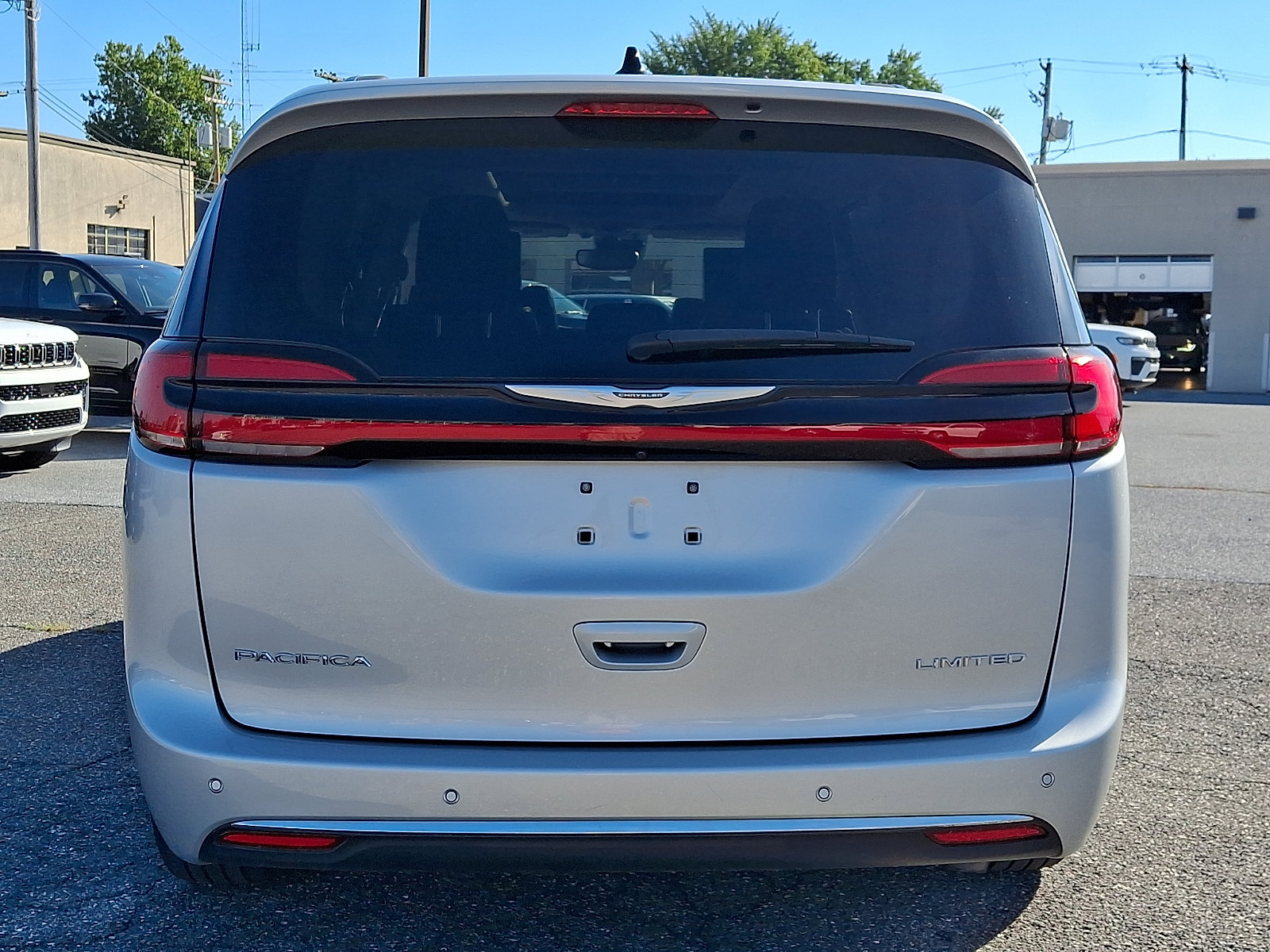 Used 2023 Chrysler Pacifica Limited w/ Uconnect Theater Family Group FWD image 5