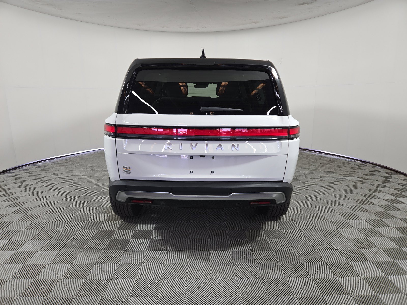 Used 2024 Rivian R1S Adventure AWD/4WD image 4
