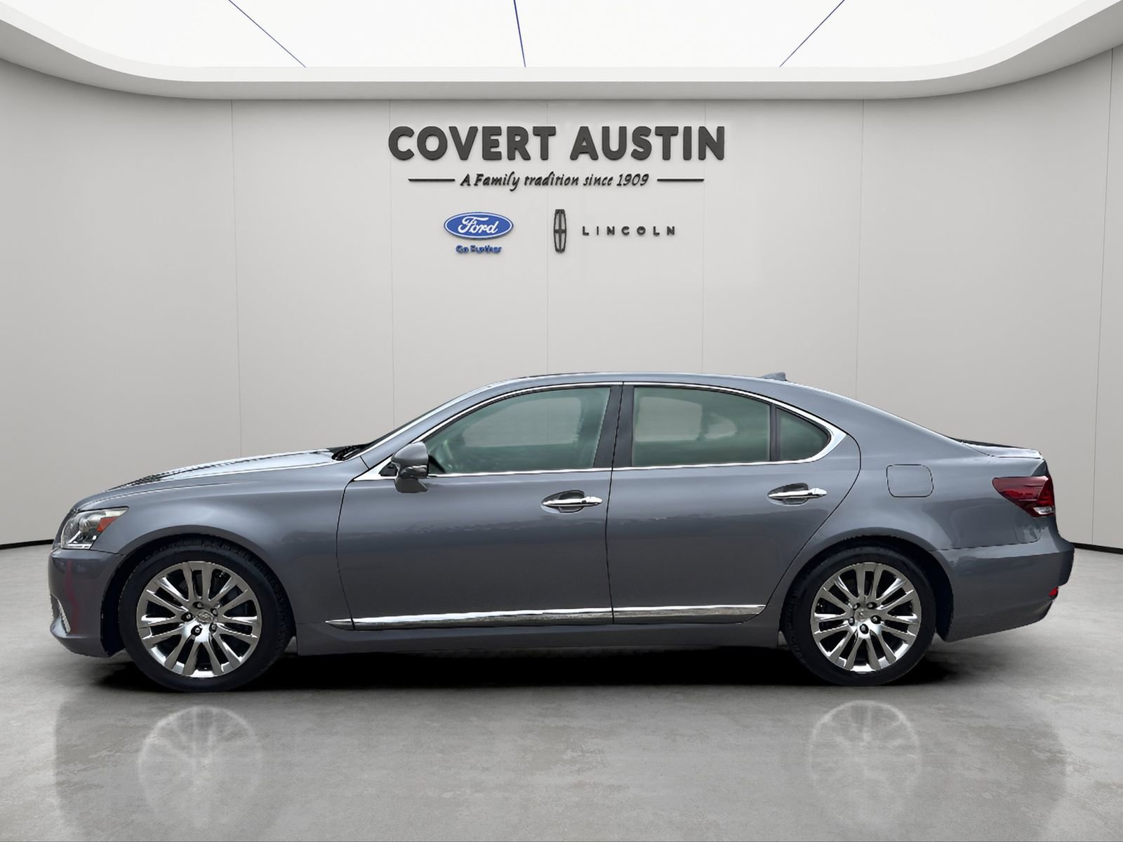 Used 2016 Lexus LS 460 w/ Comfort Package image 2