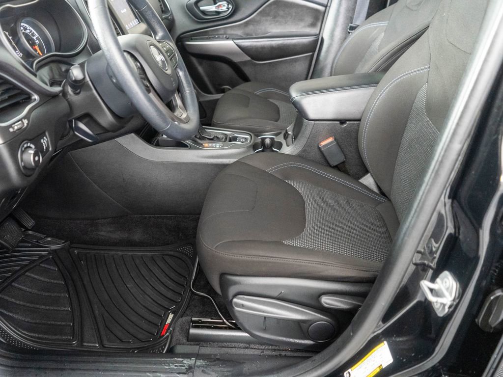 Used 2019 Jeep Cherokee Latitude w/ Popular Appearance Group image 10