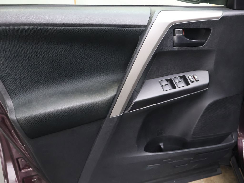 Used 2018 Toyota RAV4 LE AWD/4WD image 15