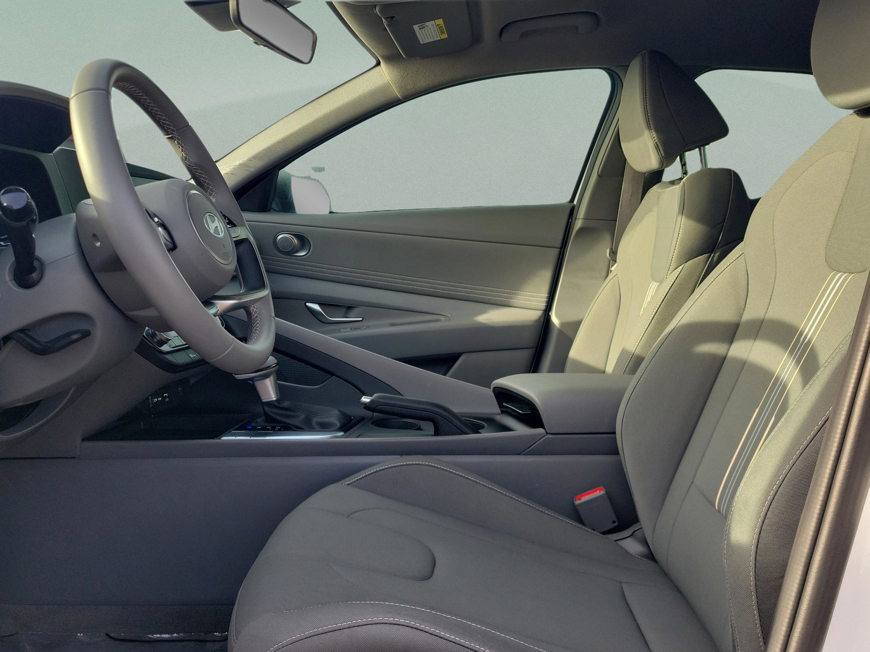 Certified 2025 Hyundai Elantra Sport image 18