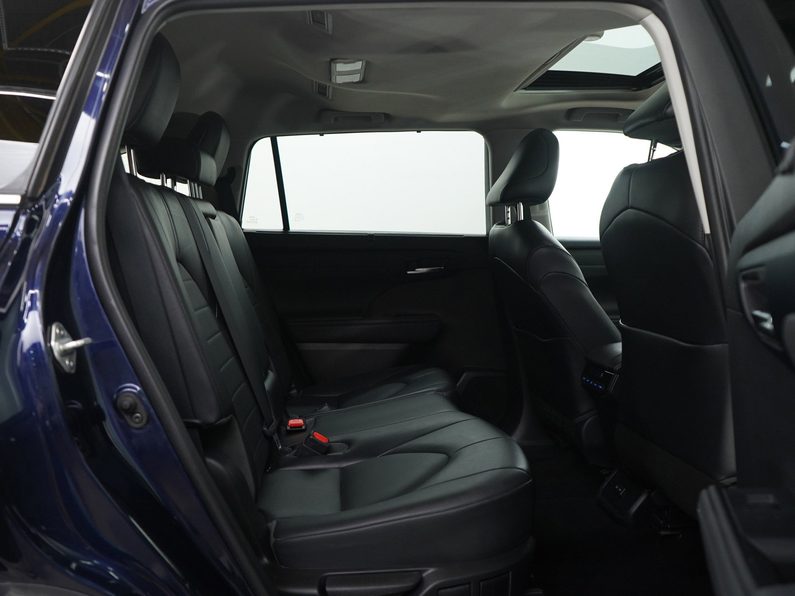 Used 2022 Toyota Highlander XLE image 14