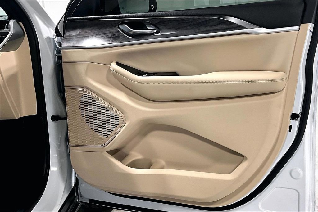 Used 2024 Jeep Grand Cherokee L Limited w/ Black Appearance Package RWD image 23