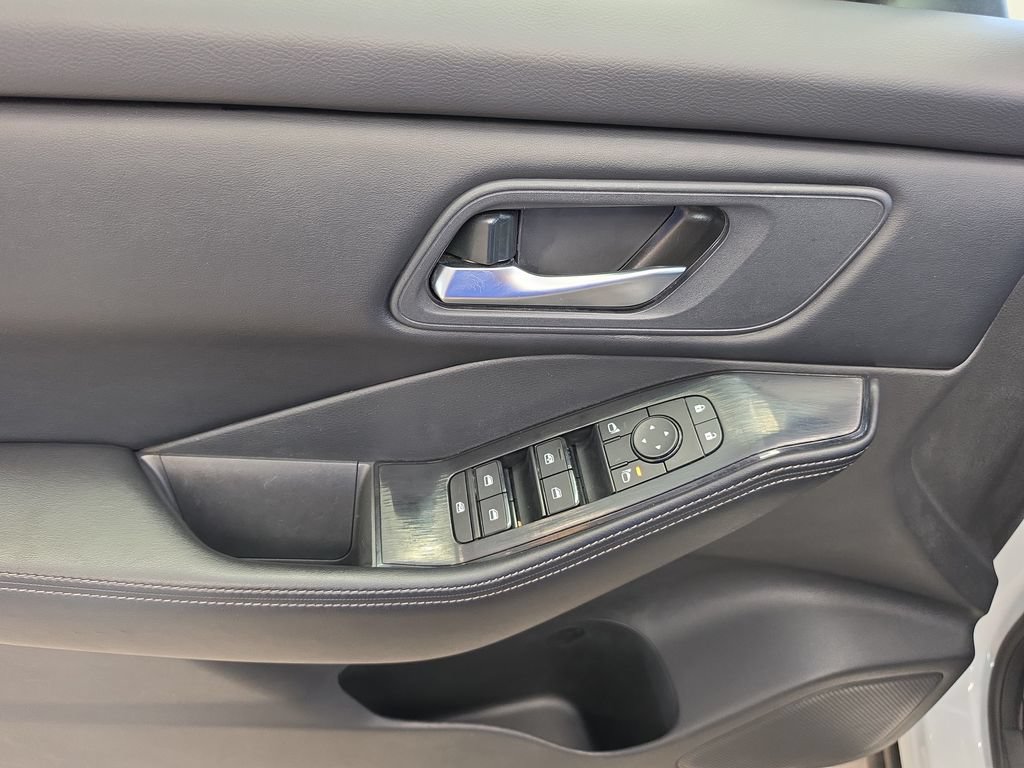 Used 2024 Nissan Rogue SV AWD/4WD image 16