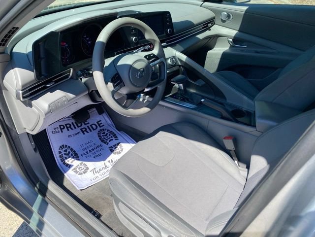 Used 2022 Hyundai Elantra SE w/ Cargo Package FWD image 6