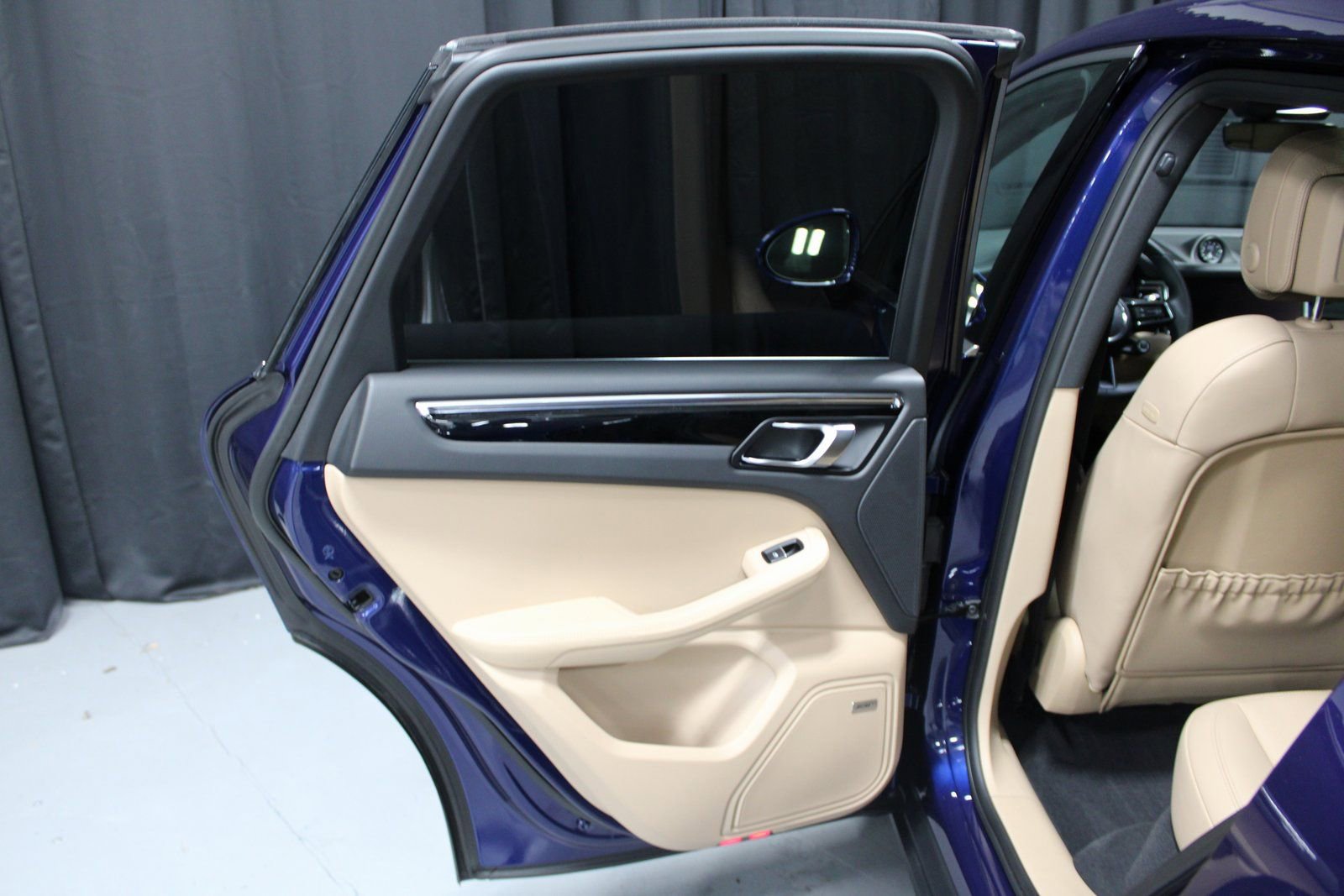 Certified 2025 Porsche Macan image 18