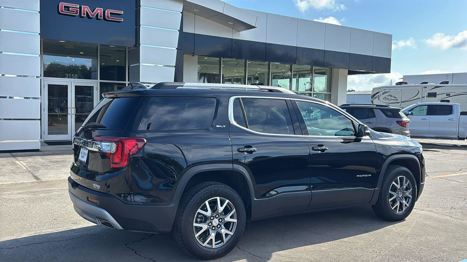 Certified 2023 GMC Acadia SLT w/ Technology Package FWD image 7