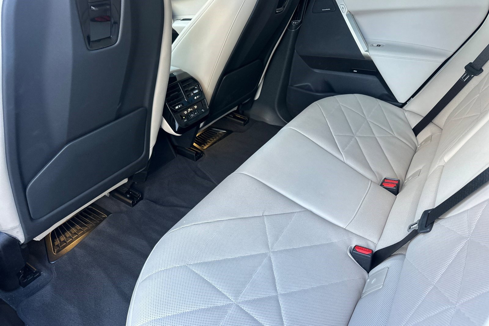 Certified 2024 BMW iX xDrive50 w/ Convenience Package image 15