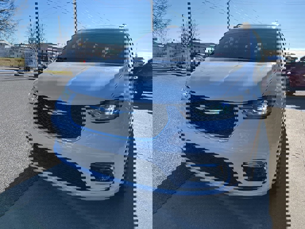 Used 2023 Chrysler Pacifica Limited w/ Uconnect Theater Family Group image 5